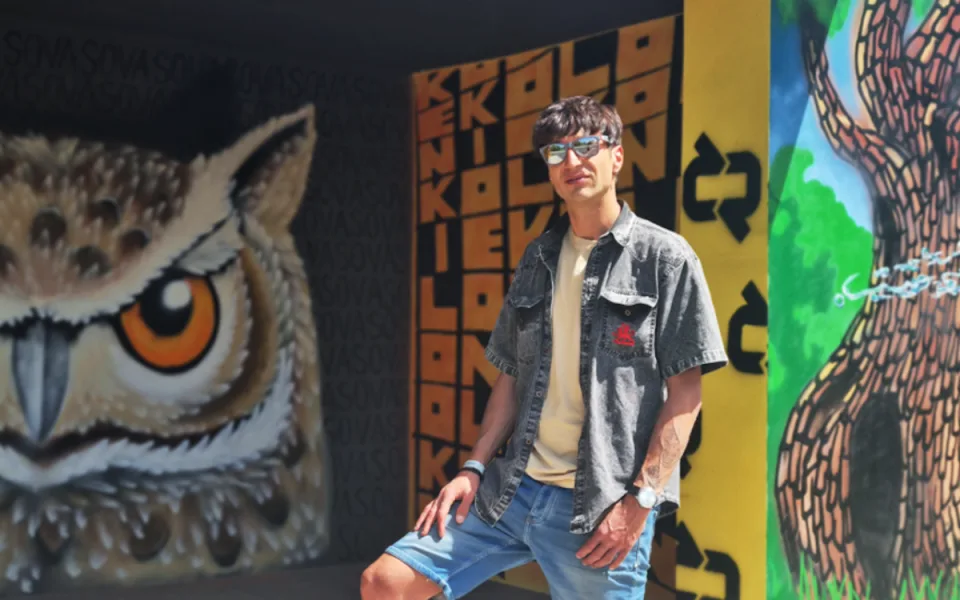 Konečnou zastávku v Husově kolonii zdobí nový streetart, je plný slovních hříček