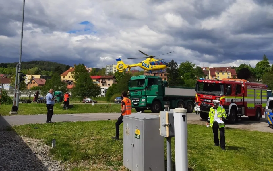 V Kájově se srazilo auto s vlakem. Zraněnou řidičku letecky převezli do nemocnice