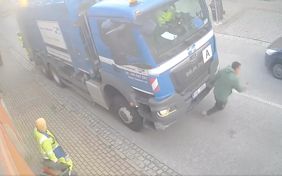 VIDEO: Chvilka nepozornosti. V Trhových Svinech přejelo nákladní auto člověka