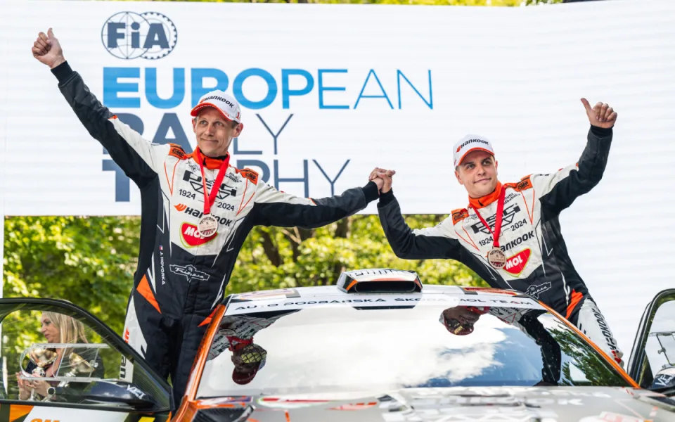 Dominik Stříteský (vpravo) se svým navigátorem Jiřím Hovorkou slaví svůj loňský triumf na českokrumlovských tratích. Foto: Rallye Český Krumlov.