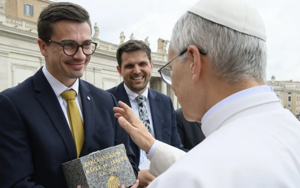 Papež požehnal základní kámen kaple v Zubčicích. Stavba začne v létě