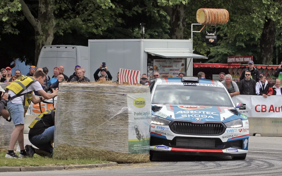 První etapu Rallye Český Krumlov ovládl Kopecký. V čele je o 21 sekund.