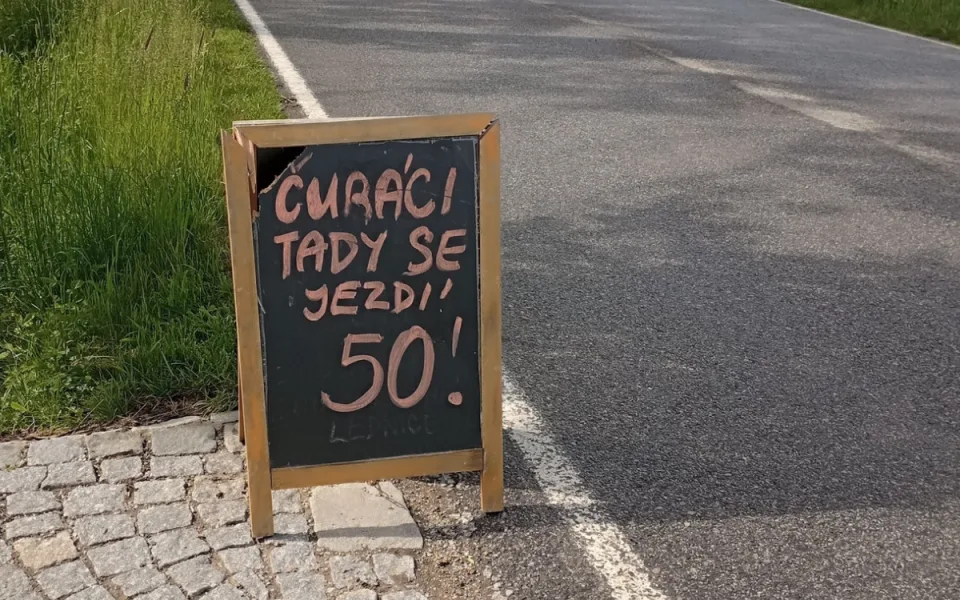 „Č*ráci, tady se jezdí 50!“ Cedule u statku je zoufalý pokus o zpomalení řidičů