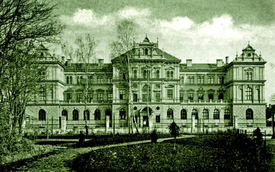 DRBNA HISTORIČKA: Muzeum stálo původně v sevření kasáren, zepředu ho nešlo ani vyfotit