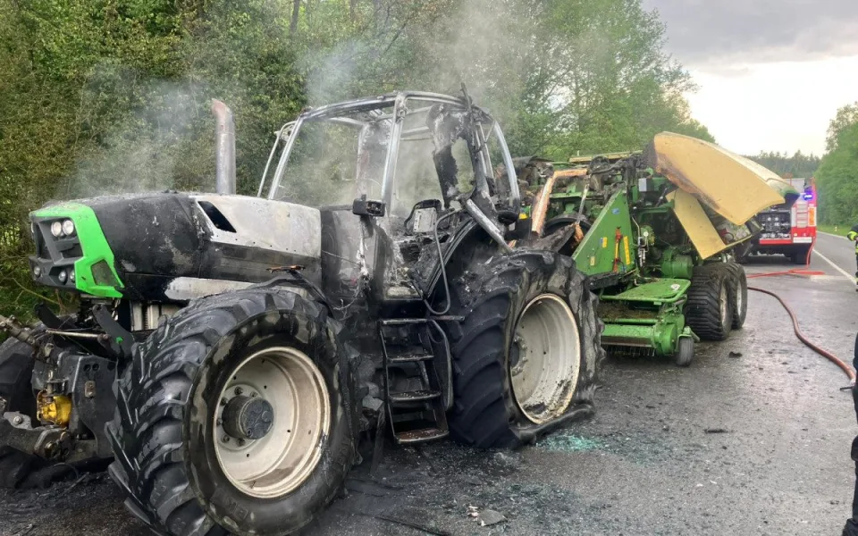 U obce Šebanov shořel traktor, škoda přesáhla tři miliony