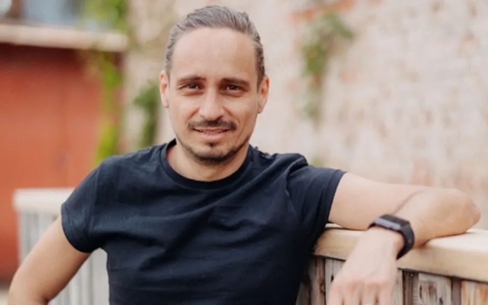 Pomáháme fotbalem se vrací. Charitativní zápas plný známých tváří podpoří Arpidu