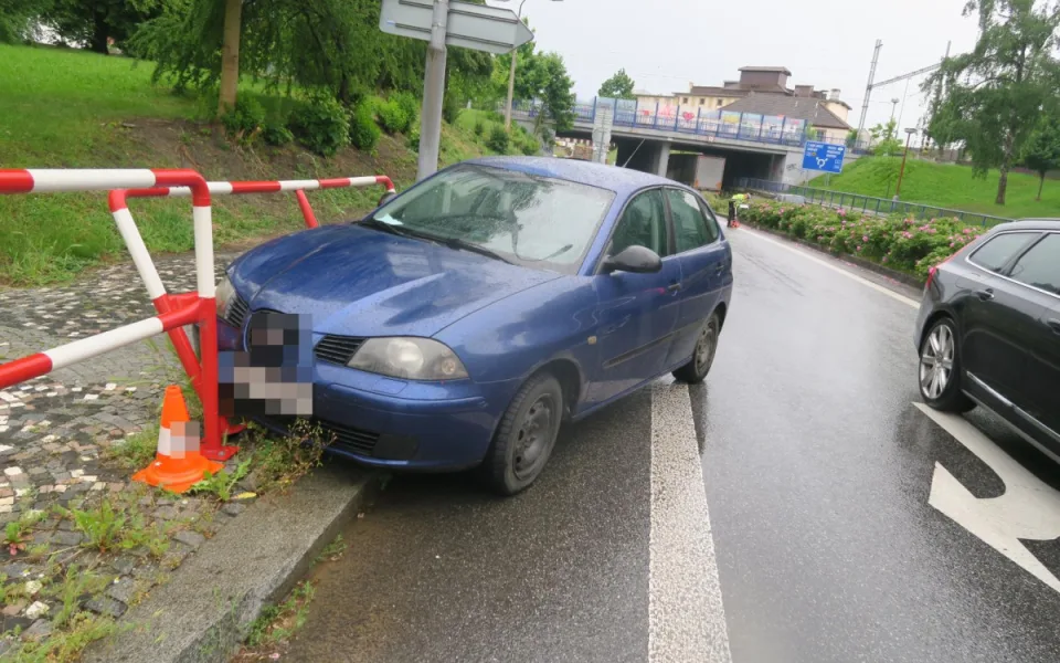 Prchající recidivista vyskočil za jízdy z auta a zmizel v parku. Auto skončilo ve svodidlech