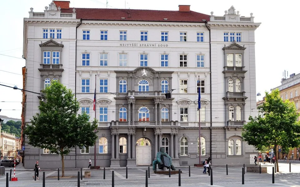 Jedna minuta zastupitelům k přednesení dotazu nestačí, potvrdil NSS