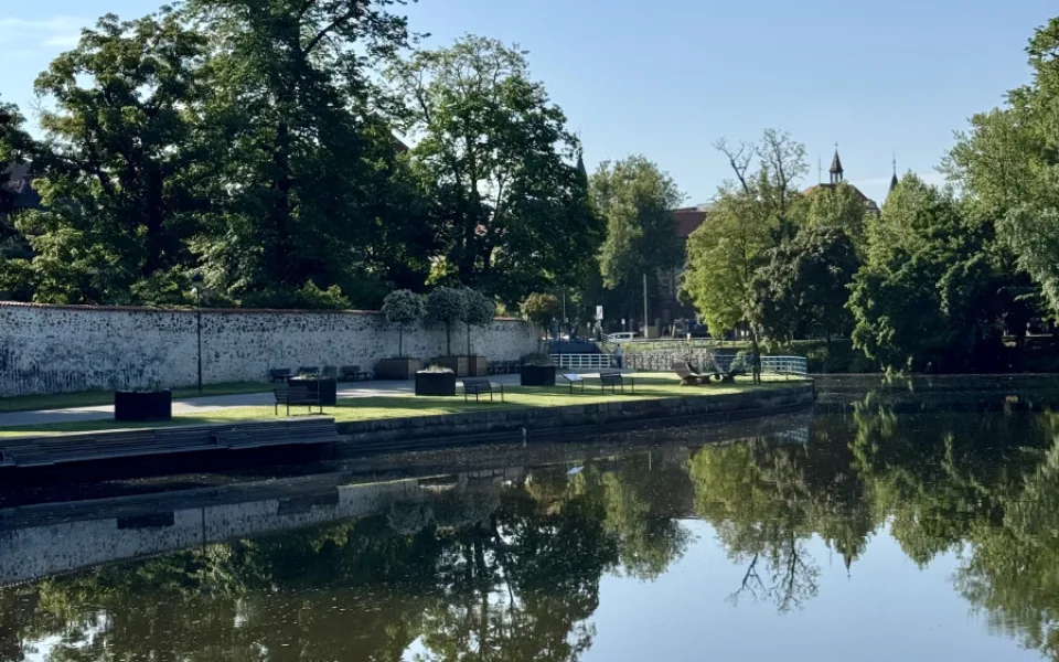 Odpočinková zóna na Slepém rameni se rozrůstá. Zmizelo zábradlí a přibydou další lehátka