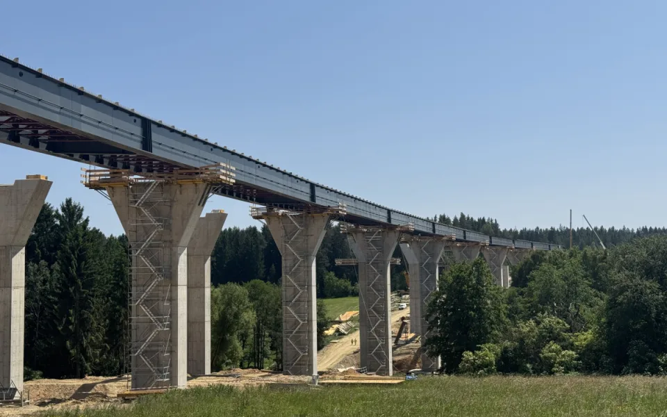 Klíčový moment na stavbě dálnice. U Kaplice vznikají dva nejdelší most na D3