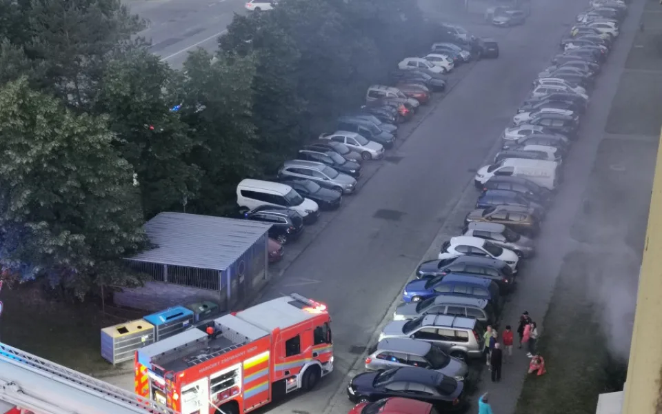 Požár na Máji. Z paneláku se evakuovalo 20 lidí
