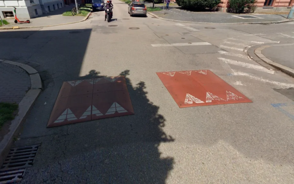 Z centra města zmizí zpomalovací polštáře. Už jsou nadbytečné, zní z radnice