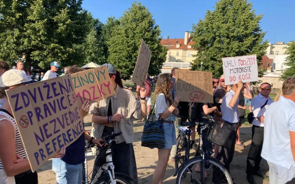 Pískot, urážky a strkanice. Akci Motoristů narušili v Budějovicích aktivisté