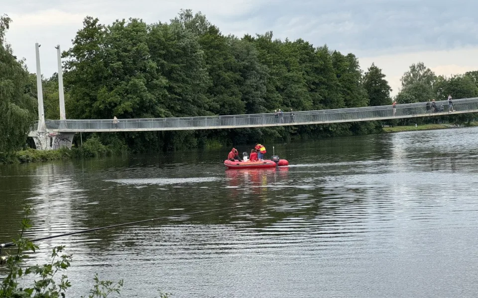Devítiletá dívka měla u centra Budějc spadnout do řeky. Pátrají po ní policisté a hasiči