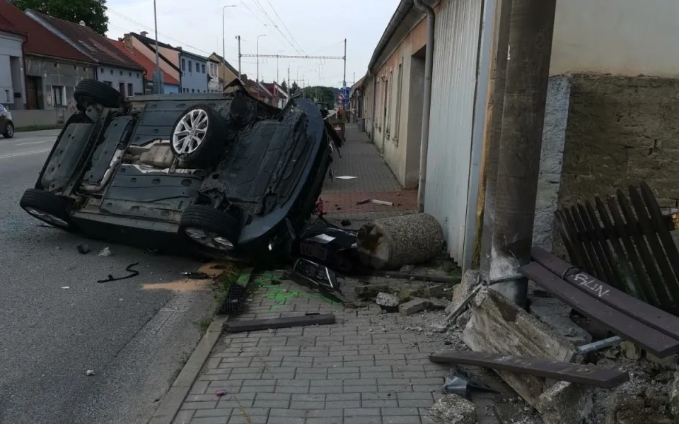 Po srážce dvou vozidel jedno skončilo na chodníku. Tam zranilo dva lidi