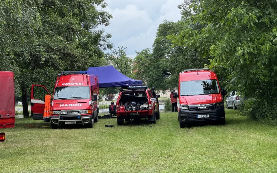 Policie stále prohledává řeku, do které měla spadnout devítiletá dívka
