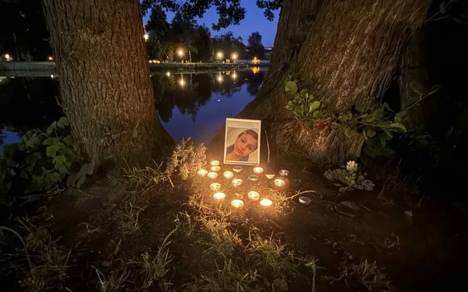 Fotka a zapálené svíčky. U Vltavy vznikl pomníček pro malou Nikolku
