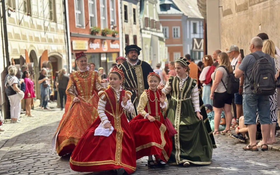 Českým Krumlovem prošel historický průvod. Nechyběli šermíři, kejklíři ani koně s kočáry.
