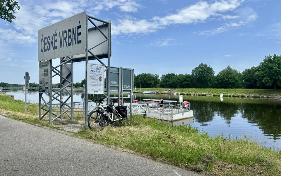 Cyklistům pomůže přes Vltavu nový přívoz, jezdit bude do konce října