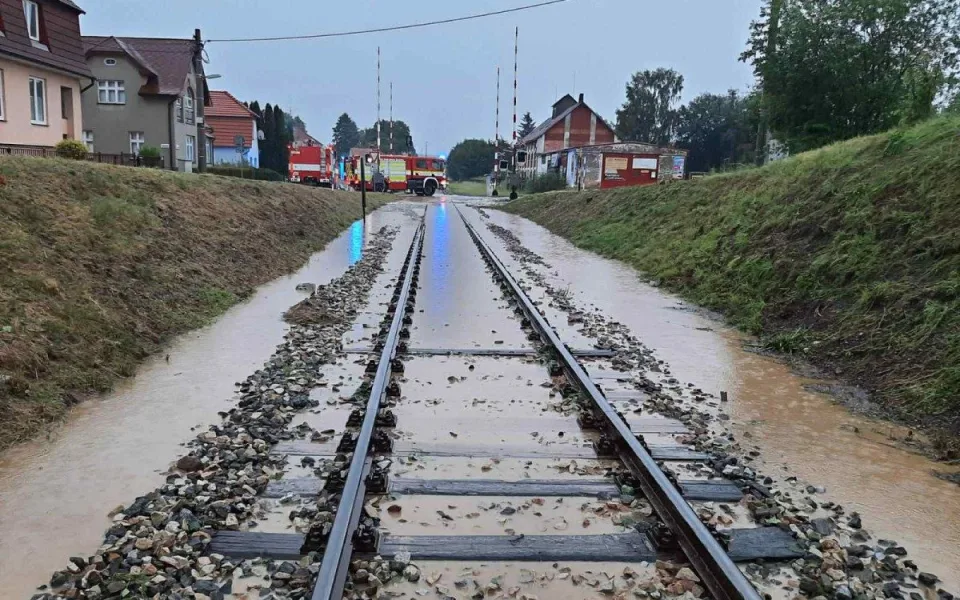 Hasiči na jihu Čech odstraňovali po bouřkách popadané stromy, voda podemlela trať