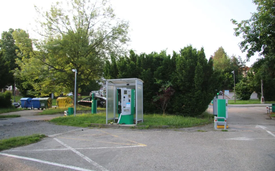 Vloupal se do parkovacího automatu. Škoda přesahuje 300 tisíc
