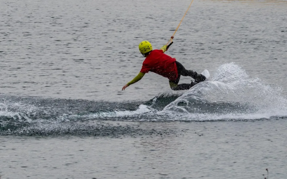 Na Jordánu bude Wake park, bude nabízet jízdu na wakeboardu a vodních lyžích