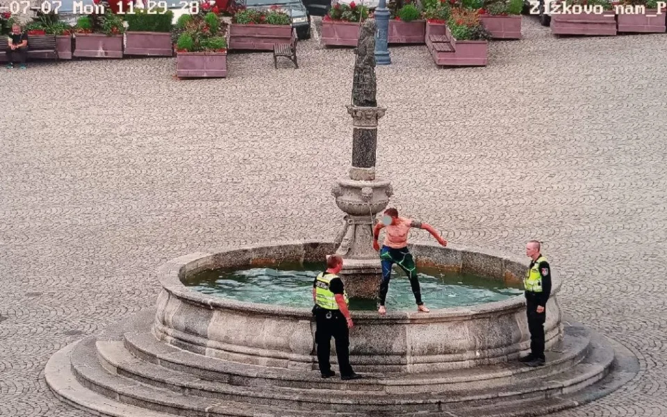 Z kašny si udělal bazén. Mladého plavce vykázali strážníci