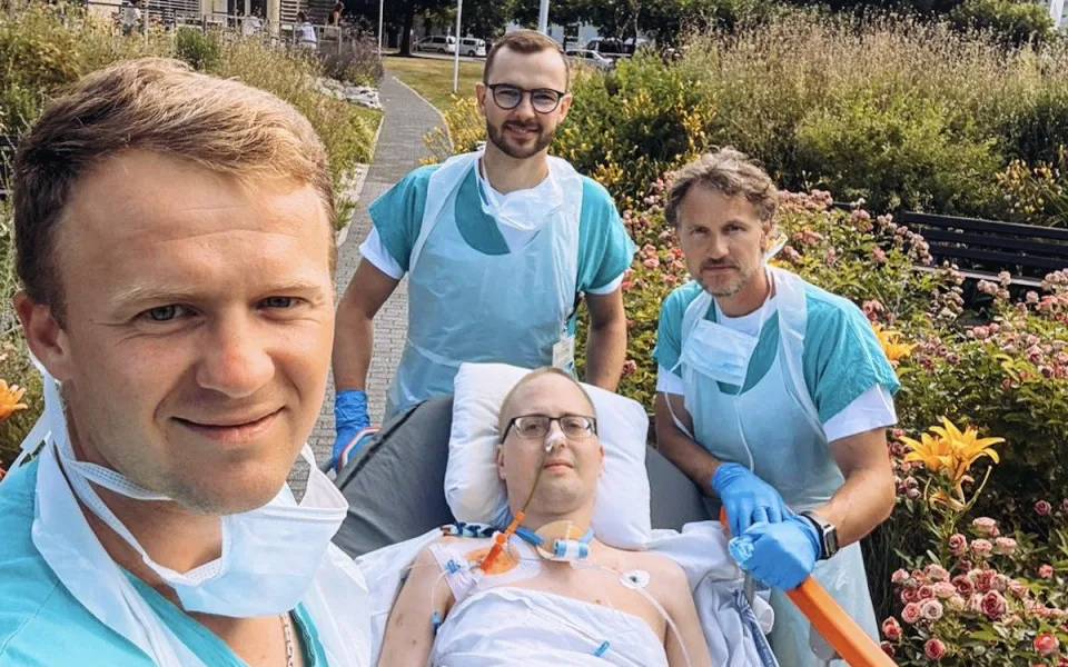 Po měsíci v umělém spánku poprvé na vzduchu. Zdravotníci z ARO potěšili pacienta výletem