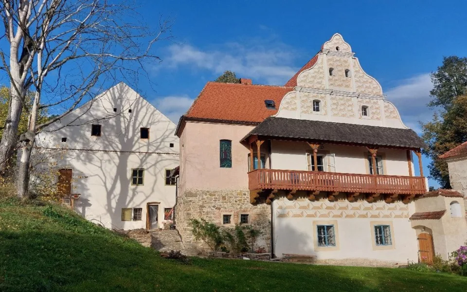 Tvrz Mladějovice vyhrála, gloriet a kaple také bodovaly. Kraj ocenil opravu památek