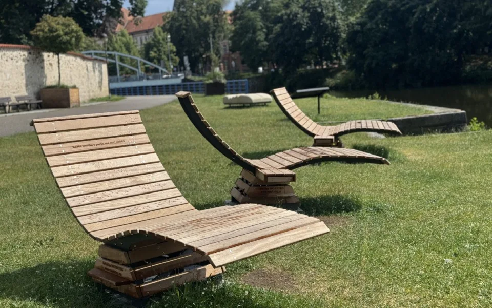 Odpočinková místa ve městě chce radnice přidávat. Zvýšila i jejich údržbu