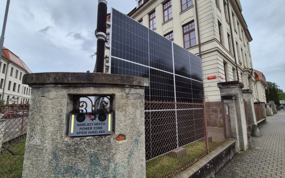 Veřejná dobíjecí stanice v Dukelské ulici