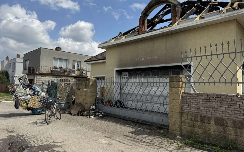 Ohořelá vila je noční můrou sousedů, problematický majiteli chce přestavět na obchodní dům