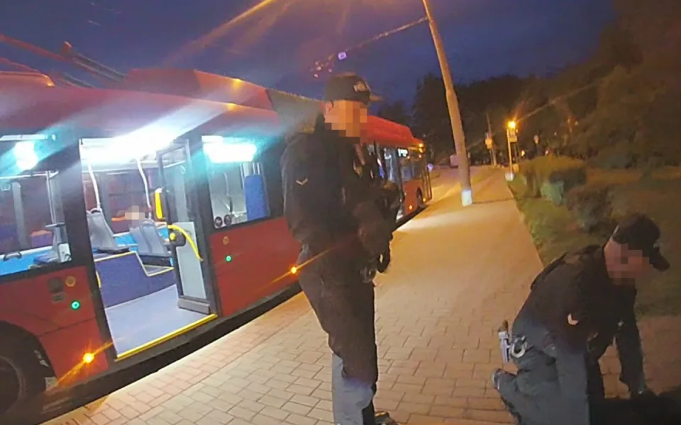 Řidič MHD se snažil probudit spícího muže. Ten ho zbil