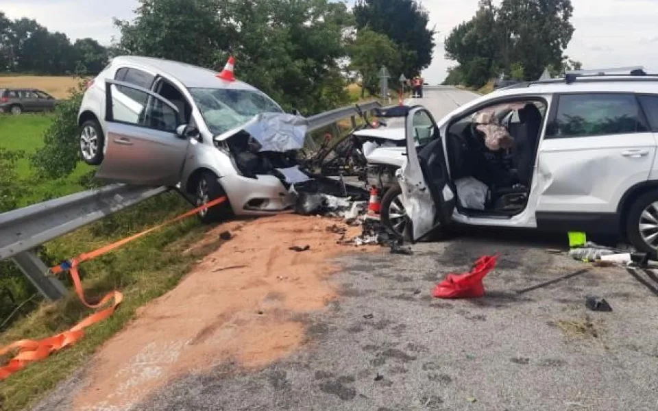 Na Jindřichohradecku se srazila dvě auta. Jeden člověk zemřel, další jsou zranění