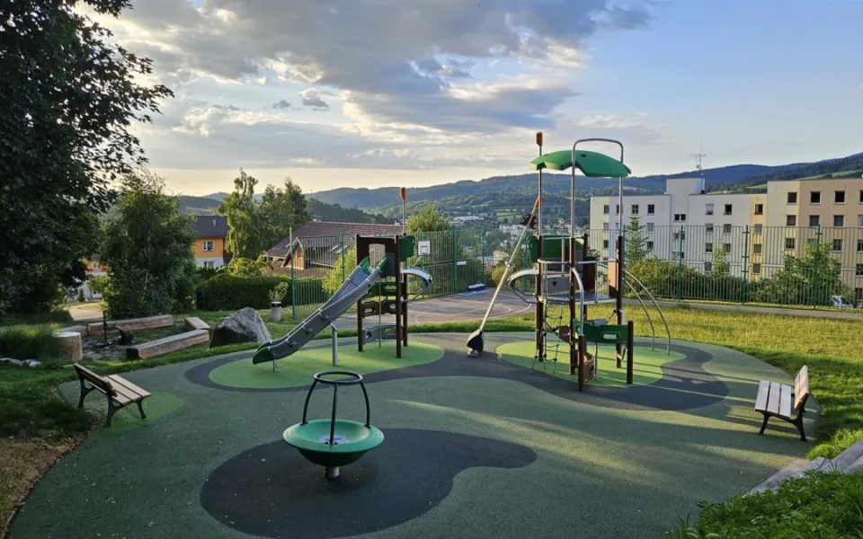 Hřiště Nad Pekárnou se kompletně otevřelo, děti láká nové pískoviště i ovál