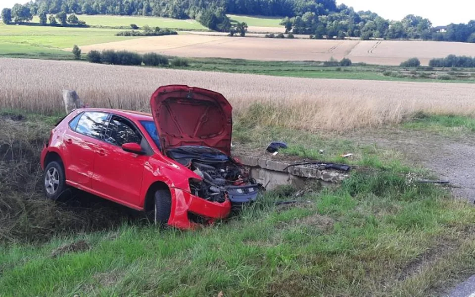 U Vitějovic havarovalo osobní auto. Řidička zemřela