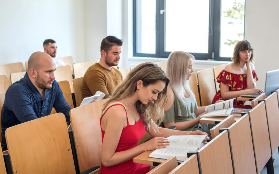 Jak usnadnit absolventům vstup na český a německý trh práce?