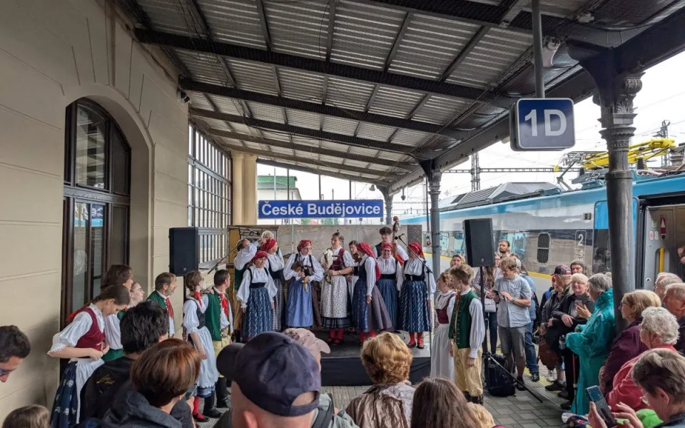 Oslavy 200 let od založení koněspřežky. Dorazilo Pendolino i historická lokomotiva Všudybylka