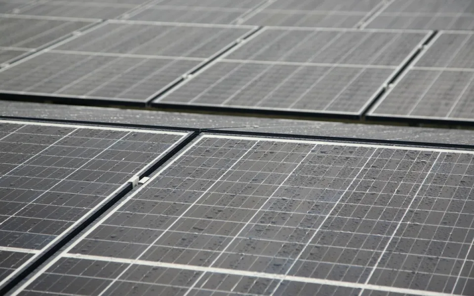 Tábor osadí na střechách 12 objektů fotovoltaické elektrárny za 30 milionů korun