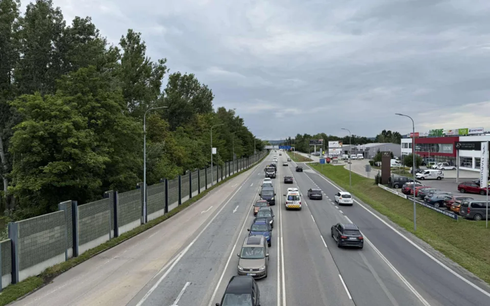 Hlavní tah na Písek dostane nový asfalt. Řidiči musí počítat s omezením