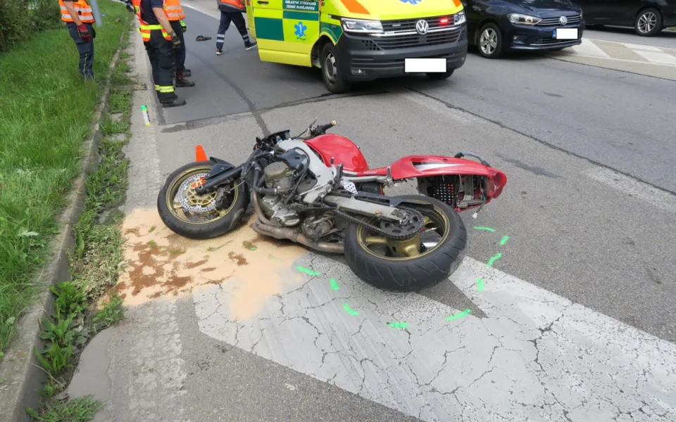 Motorkáře pronásledovala policie. Zběsilá jízda skončila vážnou nehodou