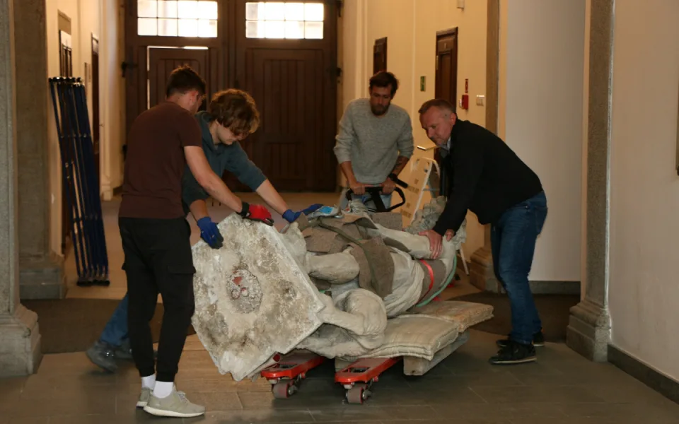 Socha Samsona opustila poprvé po 300 letech Budějce. Míří na výstavu do Prahy