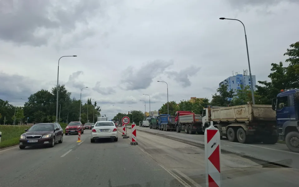 Práce u Diamantu pokračují, omezení na výjezdu z města se opět promění