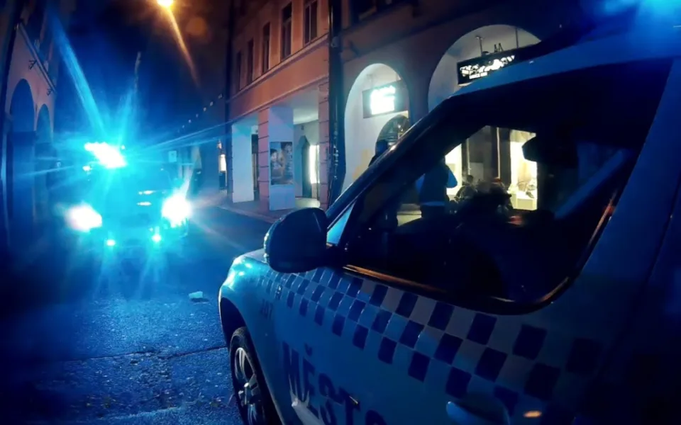 Agresivní opilec se chtěl dostat do baru. Nůž a boxer si před policí schoval na parapet