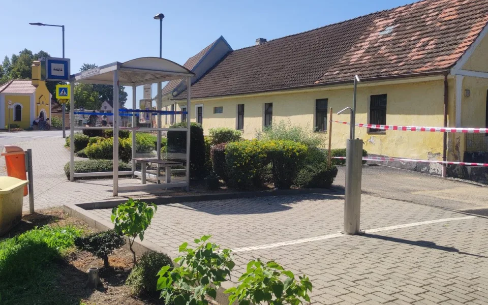 Nebezpečné parkování nahradili v Šindlových Dvorech mlžítkem, vyšlo na 180 tisíc