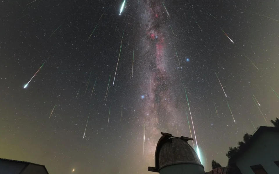Dnes v noci vrcholí roj Perseid. K vidění bude až 30 padajících hvězd za hodinu