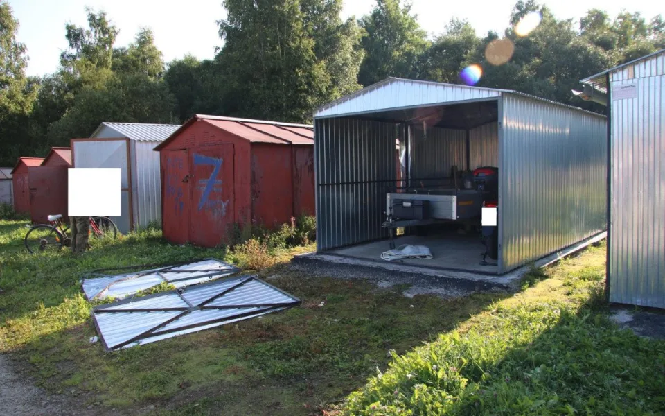 Vykradli několik garáží a projížděli se na kradené čtyřkolce, policie je dopadla za několika hodin