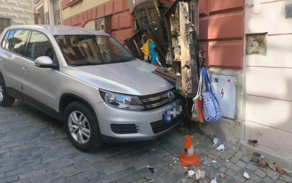 Špatně zabržděné auto zaparkovalo ve výloze obchodu