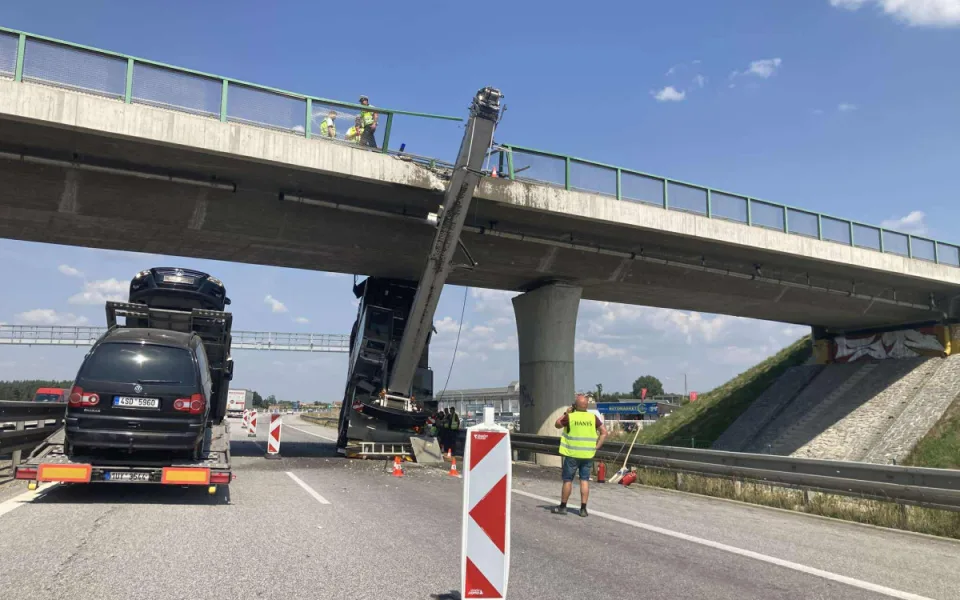 Řidič neodhadl výšku jeřábu a zasekl se pod mostem na dálnici D3