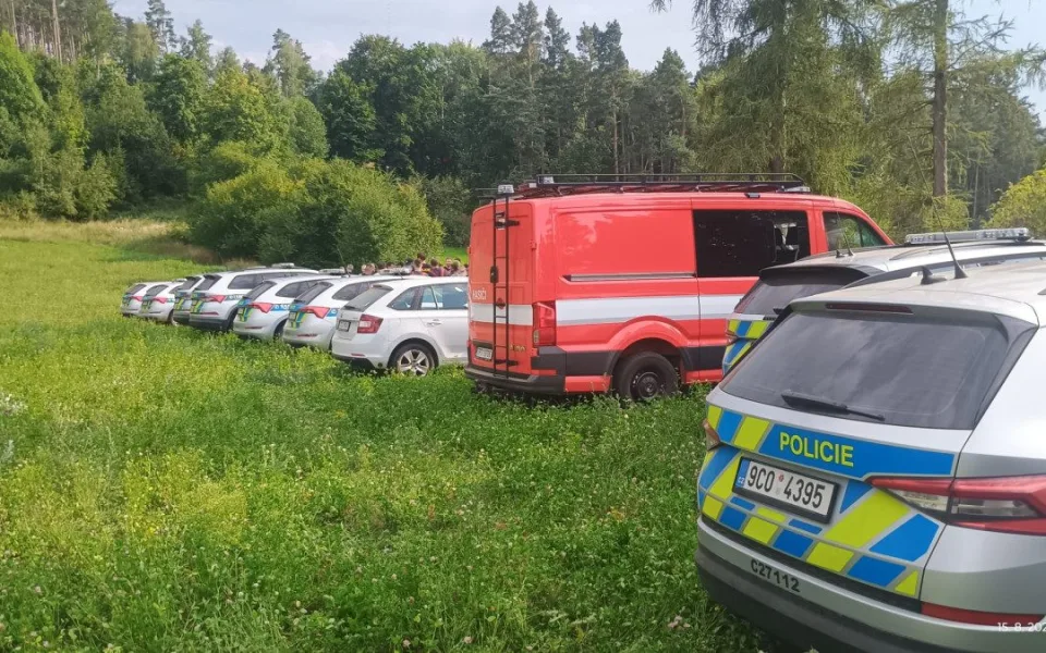 Hasiči pátrali po dvou seniorech v ohrožení, jednoho se nepodařilo najít včas